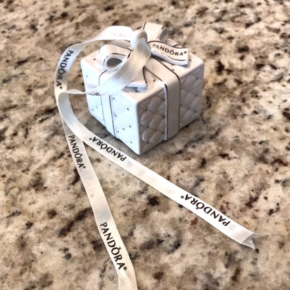 Limited Edition 2016 Pandora Present Gift Collectable Ornament - Picture 2 of 7